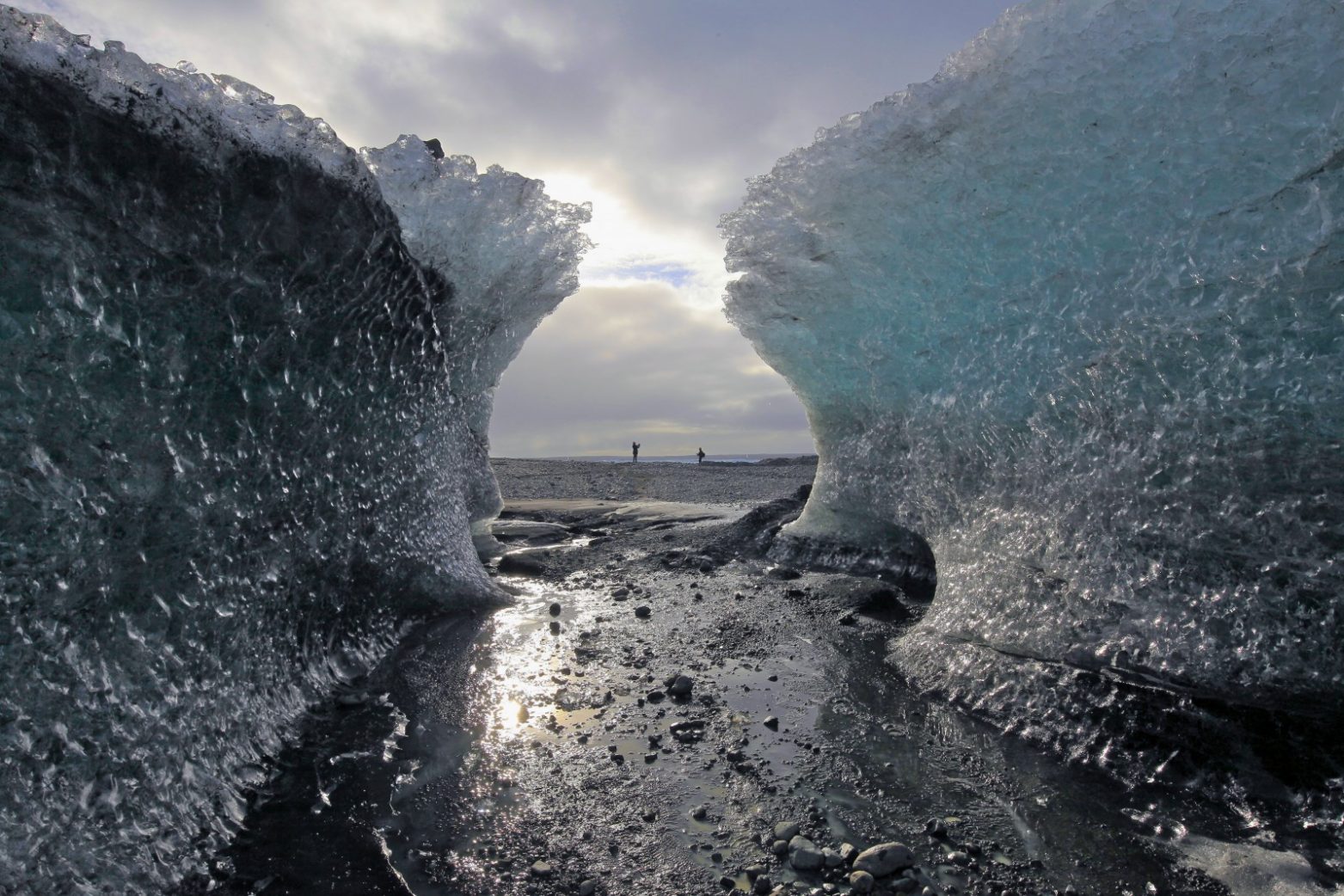 Jökulsárlón - Ice Tunnel and the lagoon. Blue Iceland - Ice Caving and Hiking - Photo: Max Schmid